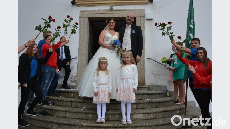 Begleitet von den zwei Brautmädchen Ida (links) und Marie verließ das Brautpaar die Kirche in Leonberg. Bild: jr