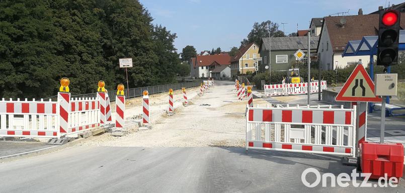 Derzeit kann die Vilstalstraße in Theuern auch im Baustellenbereich mit Ampelregelung befahren werden. Ende August/Anfang September ist hier vorübergehend eine Vollsperrung nötig. Bild: Gemeinde Kümmersbruck