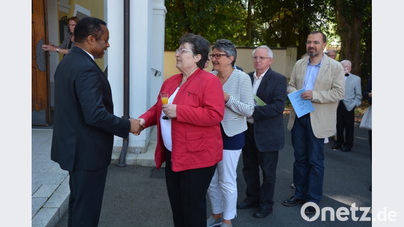 Nach dem Gottesdienst nutzten viele Gläubige die Möglichkeit, sich persönlich von Pfarrer Dr. Cyprian Anyanwu zu verabschieden. Bild: jr