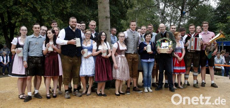Die Kirwapaare bedankten sich bei den Tanzlehrern Anita und Alfred Merl sowie bei den Musikanten Andreas Fischer und Tobias Müller für die Unterstützung. Bild: Hirsch
