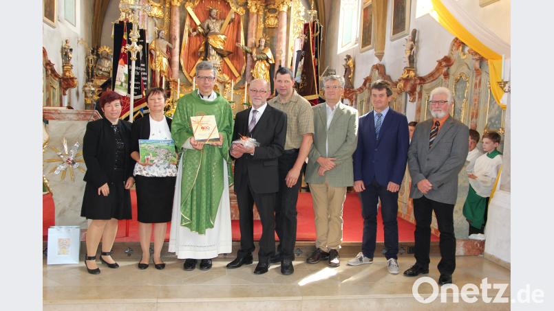 Nach den Ansprachen gab es Abschiedsgeschenke für Pfarrer Johann Wutz von Pfarrgemeinderat, Kirchenverwaltung und Gemeinde (von links): Elisabeth Ott, Sigrid Bogner, Bürgermeister Georg Köppl, Andreas Schmid, Thomas Salzl, Hans Beer und Alois Wildenauer. Bild: ral