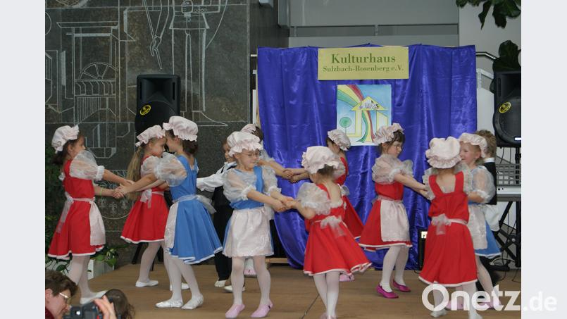 In der Herzogstadt laufen viele Integrationsbemühungen. Ein Teil davon spielt sich auf kultureller Ebene ab, wie hier bei einem Auftritt der Kindertanzgruppe Sonnenschein des Vereins Kulturhaus, der sich um familienorientierte Integration von Menschen mit Migrationshintergrund kümmert. Bild: VHS