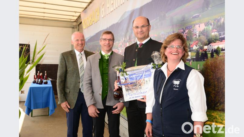 Erika Sauer überreicht Finanz- und Heimatminister Albert Füracker zur Erinnerung ein Bild von der Landestierschau. Bild: bey