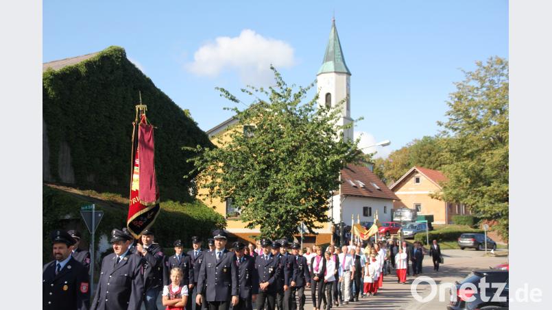 In einer feierlichen Prozession begleiten die Christen beim Kirchenpatrozinium den Priester, der den Leib Christi in der Monstranz trägt, durch die Dorfstraßen. Bild: frd