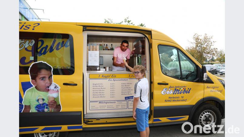 Im August stand Salvatore mit seinem Eismobil vor dem Globus-Einkaufsmarkt. Bild: Gerhard Götz