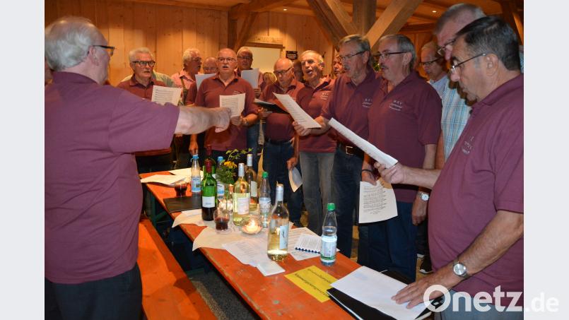 Der Männergesangverein Konnersreuth mit Dirigent Josef Rosner (links) erfreute seine Zuhörer mit stimmungsvollen Wein- und Trinkliedern. Bild: jr