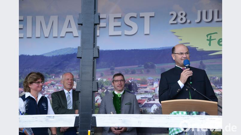 Vorsitzende Erika Sauer, Ministerialrat Maximilian Putz und Bürgermeister Hermann Ach freuen sich über die positiven Aussagen von Finanz- und Heimatminister Albert Füracker zur Weidehaltung der Fleischrinderzüchter und zum Thema Wolf. Bild: bey
