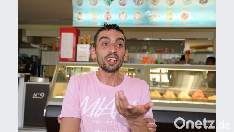 Eisverkäufer Salvatore Muraca spricht über seine Selbstständigkeit und einen traumhaften Sommer. Bild: Gerhard Götz