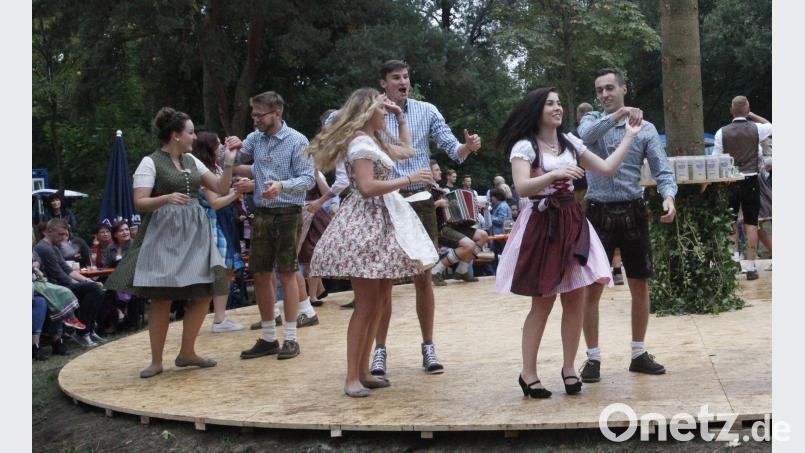 Kreuz- und Sternpolka und die "Schee Marie": Beim Tanz um den Baum ließen die Jugendlichen die Tradition der Ettmannsdorfer Kirwa aufleben. Bild: Hirsch