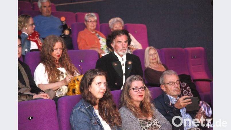 Ja, da schau her. Ein König-Ludwig-Double mischte sich unter die Zuschauer im Lichtwerk-Kino. Bild: Hirsch