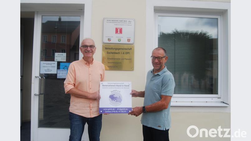 Koordinator Jochen Sertl (links) und Vorsitzender Karl Lorenz präsentieren die Hinweistafel vor dem neuen Standort des GeHiH-Büros. Bild: exb