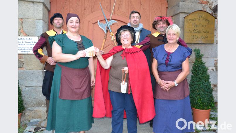 Helene Rolle (rechts) von der Kinderkrebshilfe freut sich über die Spende von 250 Euro, die Christina Fischer (links) von der Laienspielgruppe „Gensbloud & G´schling“ überreicht. Bild: gi