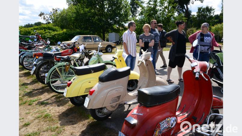 Motorräder, Motorroller und Mopeds stehen in Reih und Glied. Die Eigentümer geben Auskunft über Alter, Motorstärken und Zustand der Gefährte. Bild: bey