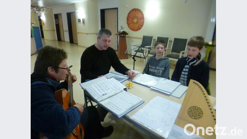 Der Familiengesang König mit (von links) Elisabeth, Stephan, Felix und Jonas begeistert in der Palliativstation. Bild: kwl