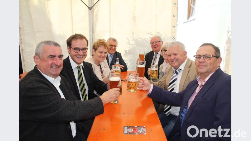 Im Zelt haben Stadtpfarrer Alfons Kaufmann (vorne links)) und die drei Bürgermeister Heinz Weigl, Christa Zapf und Peter Forster (von rechts hinten) mit weiteren Stadträten auf ein gutes Gelingen angestoßen. Bild: frd