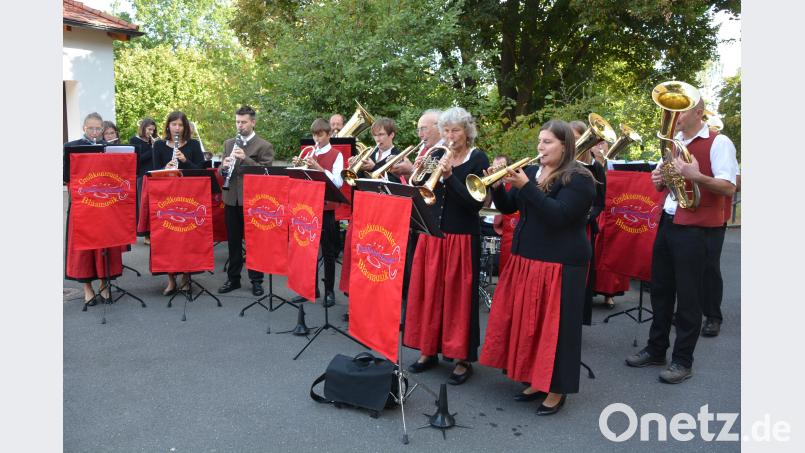 Die Blaskapelle Großkonreuth gestaltete den Stehempfang musikalisch. Bild: jr