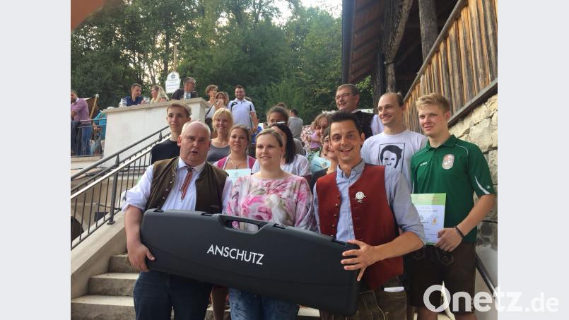 Tittings Schützenmeister Richard Eder, Gewinnerin Julia Helgert und Brauereichef Fritz Gutmann junior (von links) mit dem Preis für Platz eins und den weiteren Top-8-Platzierten. Bild: exb