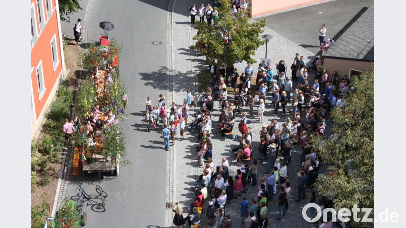 Eine gute Sicht auf den Kirwa-Zug und die Landschaft hatte man auch aus luftiger Höhe. Am 9. September kann man beim Tag des offenen Denkmals den Kirchturm bis zur Spitze besteigen und ganz neue Perspektiven erleben. Bild: edo