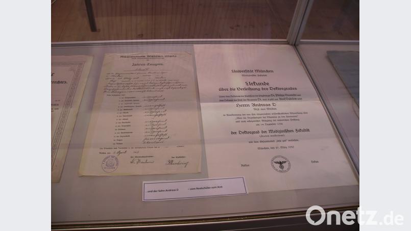 Schulnoten sind keine Orakel: Der allenfalls mäßige Realschüler Andreas D. baut 1939 mit &quot;sehr gutem&quot; Examen den Dr. med., wie diese zwei Dokumente aus der Sonderausstellung des Kemnather Museums belegen. Bild: bjp