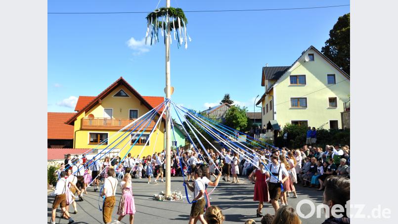 Starken Beifall gibt es von den vielen Besuchern auch für die vielen Volkstänze der 15 Kirwapaare (auf dem Foto der Bandltanz), mit Veronika Rupprecht größtenteils neu arrangiert. Bild: es