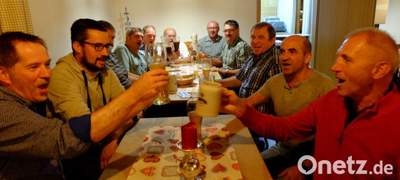 Die Bierdeckelschlamperer trafen sich zur Jahreshauptversammlung im Gasthaus Bodensteiner. Im Laufe des Abends erklang wiederholt ein dreifach kräftiges „Schlamp-Schlamp!“ als Schlachtruf des Geselligkeitsvereins. Bild: ohr