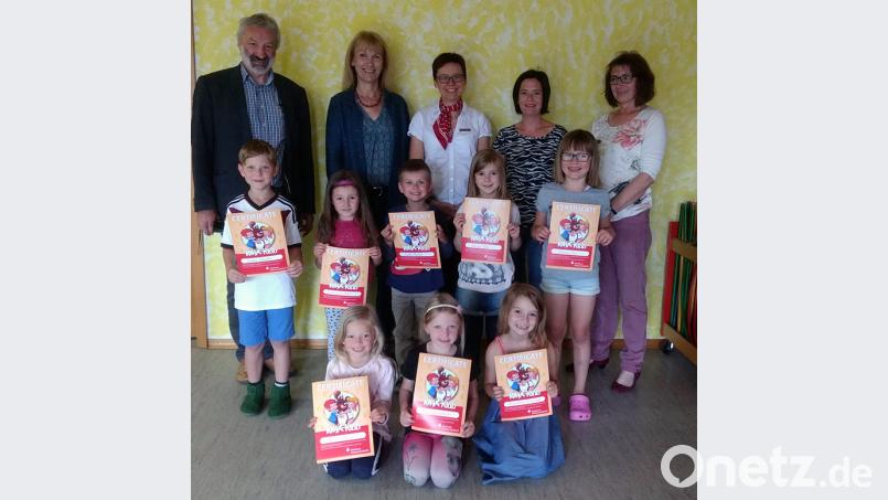 Im Kindergarten Schwend mit VHS-Leiter Manfred Lehner, Bürgermeisterin Brigitte Bachmann, Sparkassen-Filialleiterin Stefanie Lill, Sabine Pongratz von der Kita-Leitung und Kursleiterin Eva Lange-Noersewan. Bild: exb