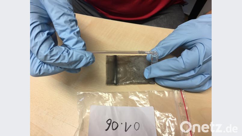 So testet die Polizei das „Badesalz“ auf Betäubungsmittel. Bild: Polizeiinspektion Amberg