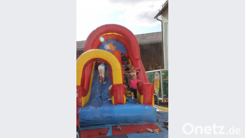 Die Kinder tummelten sich auf dem Spielplatz und in der Hüpfburg Bild: frd