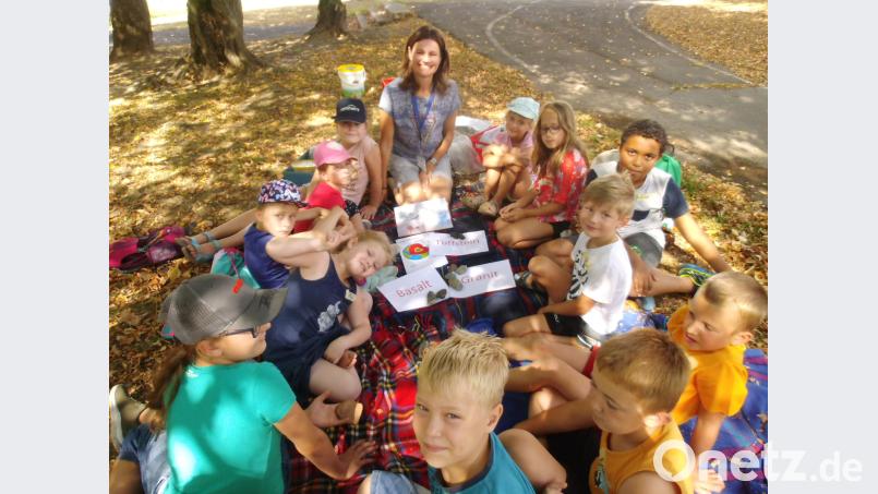 Bei der Ferienprogramm-Aktion des Geopark Bayern-Böhmen mit Geoparkrangerin Angela Scharnaglging (hinten Mitte) es um Schotter, Kies und Kohle. Bild: exb