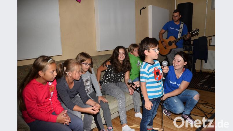 Nina Schiller hält das Mikrofon und Samuel traut sich, das Lied von &quot;Hänsel und Gretel&quot; zu singen. Bild: fjo