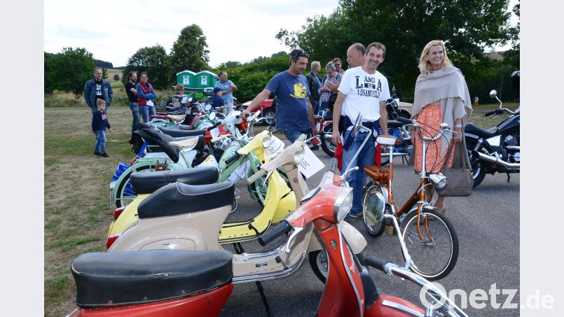 Motorräder, Motorroller und Mopeds stehen in Reih und Glied. Die Eigentümer geben Auskunft über Alter, Motorstärken und Zustand der Gefährte. Bild: bey