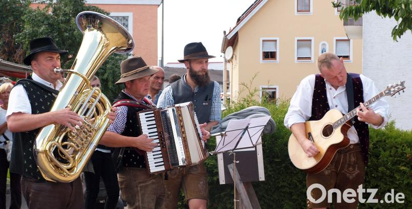 „Du, er und i,“ Lugge (rechts, Gitarre), der Peter (Tuba) und der Mario (Schifferklavier) spielten zu den Tänzen der Kirwapaare auf, während Tanzlehrer Florian Walter die Paare aufmerksam beobachtete. Bild: sön
