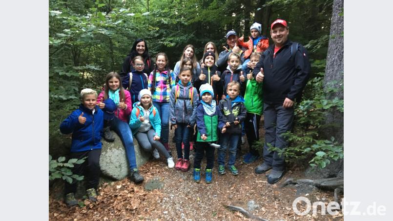 Noch bei Tageslicht starten die Kinder zum Kösseinegipfel, begleitet von CSU-Vorstandsmitglied Margit Bayer (hinten links) und Ortsvorsitzendem Mario Rabenbauer (rechts). Bild: exb