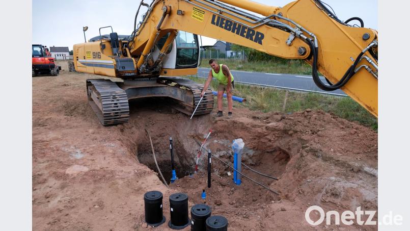Im Wasserleitungsbau geht es voran: Polier Stefan Mößbauer zeigt das Schieberkreuz neben der Kreisstraße nach Damelsdorf. Bild: twi