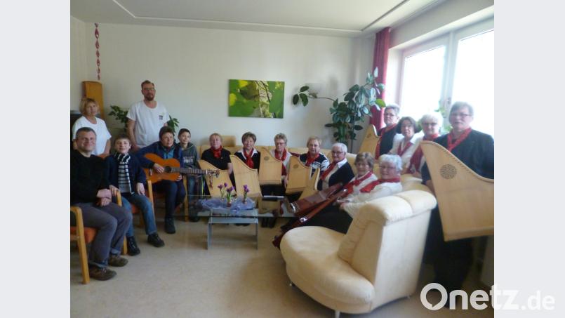 Ein besonderer Hoffnungsstrahl sind für die Schwerkranken in der Palliativstation im Neustädter Krankenhaus der weiche Gesang der Familienmusik König und die sanften Klänge der Veeh-Harfen. Bild: kwl