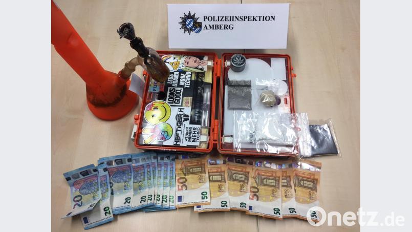 Diesen Rauschgift-Bauchladen mitsamt Geldvorräten stellen die Polizeibeamten bei einem 23-Jährigen sicher. Bild: Polizeiinspektion Amberg