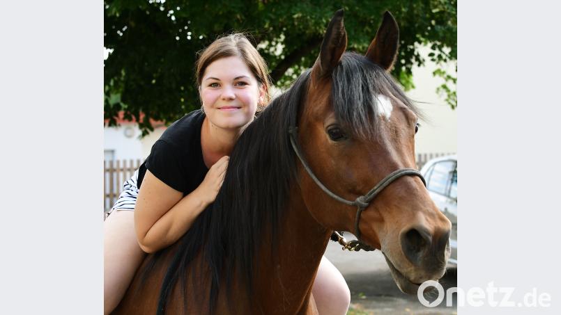 Anne Sophie Vogl ist seit Dezember Volontärin bei der Amberger Zeitung und Oberpfalz-Medien. Für die Serie „Mein schlimmster Ferienjob“ erinnert sich die 24-Jährige an ihre Zeit auf einem Ponyhof. Bild: Petra Hartl