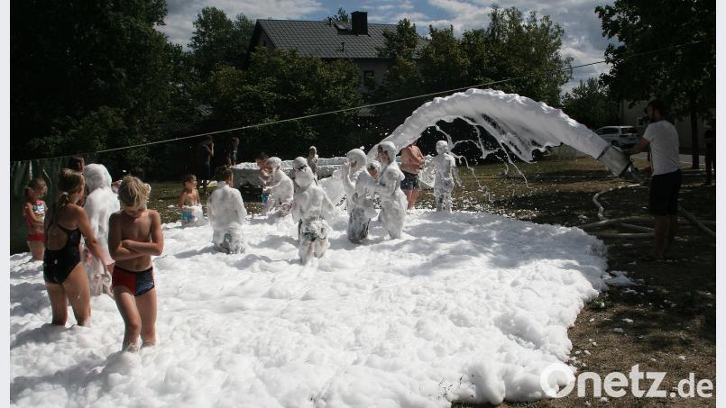 Wasser marsch! Dazu eine seifige Portion Badeschaum: Beim Ferienprogramm der FFW Schönhaid-Leugas hatte jeder seinen Spaß. Bild: wro
