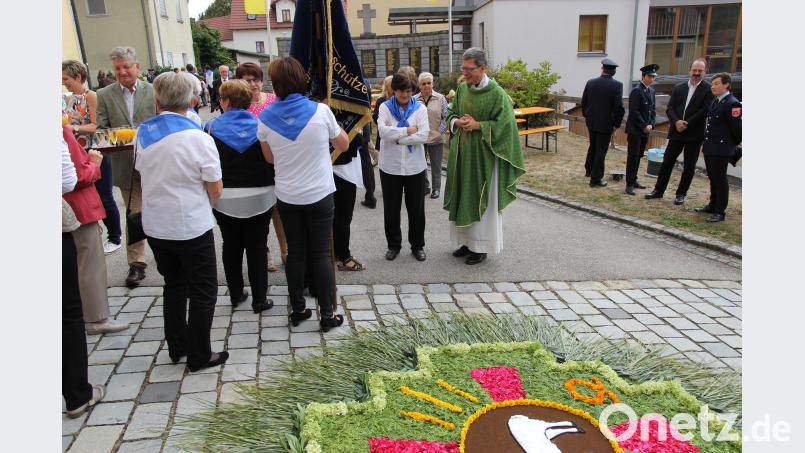 Blumenteppiche am Eingang. Bild: ral