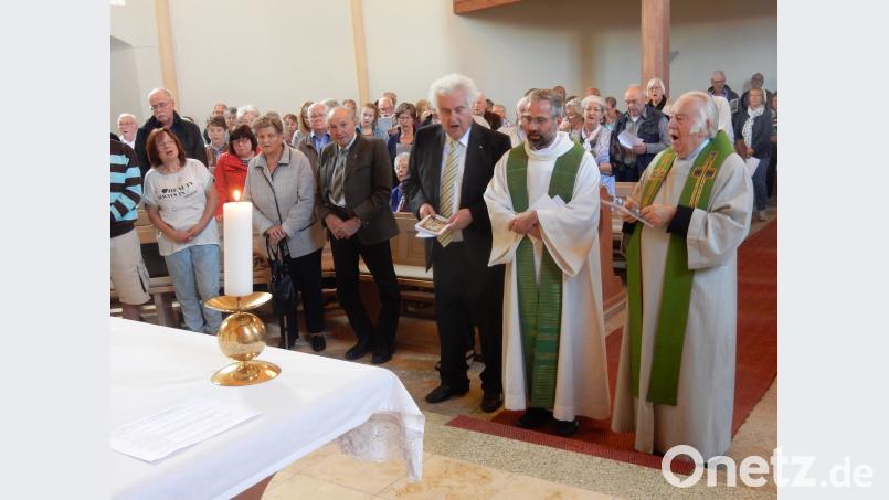 Die beiden Zelebranten Pfarrer Stefan Prunhuber und Pfarrer i. R. Ferdinand Kohl (von links) mit den zahlreichen Gläubigen beim Gottesdienst in der Wallfahrtskirche Maria Loreto. Bild: tml