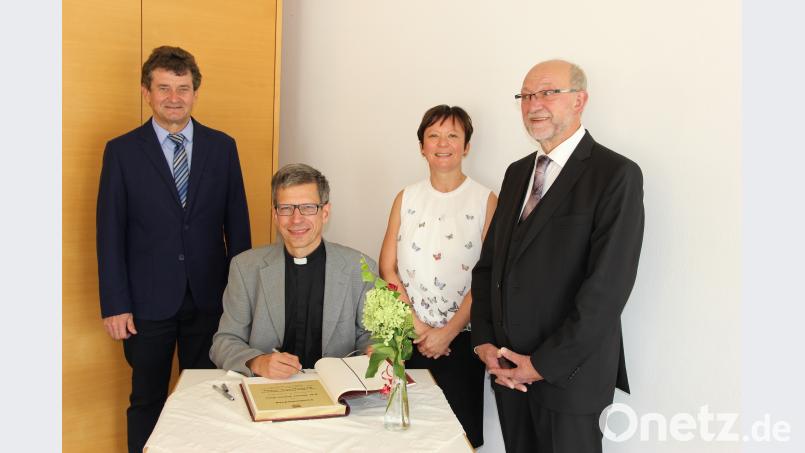 Pfarrer Johann Wutz trägt sich in das Goldene Buch der Gemeinde Altendorf ein. Bild: ral