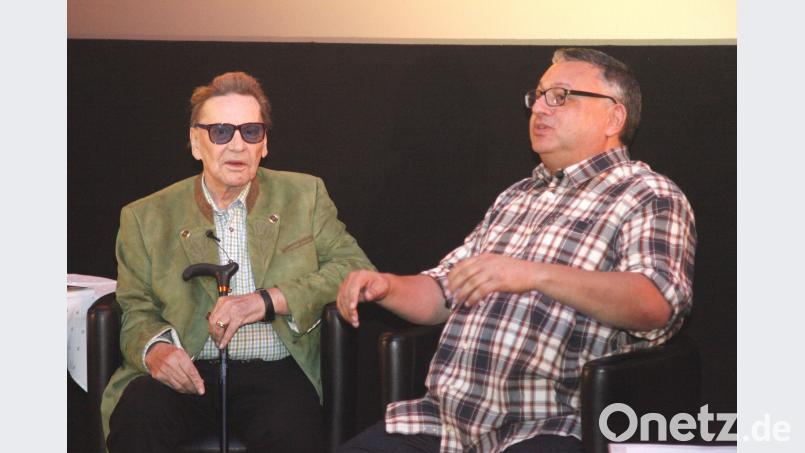 Film-Legende Helmut Berger (links) war auf Einladung von Kino-Betreiber Fredrik Hohrath (rechts) nach Schwandorf gekommen. Bild: Hirsch