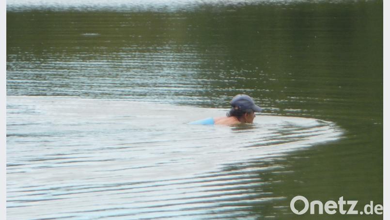 Der Badeweiher im Schätzlerbad in Weiden bleibt gesperrt - vorerst bis Mittwoch. Bild: Kunz