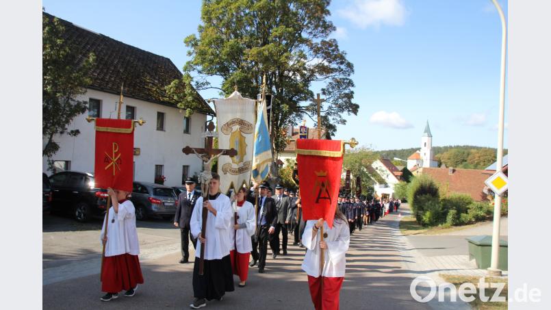 In einer feierlichen Prozession begleiten die Christen beim Kirchenpatrozinium den Priester, der den Leib Christi in der Monstranz trägt, durch die Dorfstraßen. Bild: frd