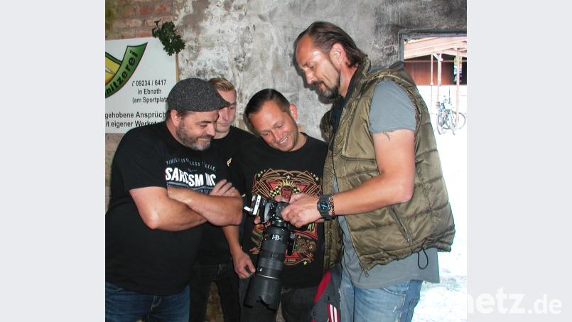 Gerne erklärte Kunstfotograf Jörg Schleicher Interessenten seine soeben geschossenen Fotos. Bild: ld