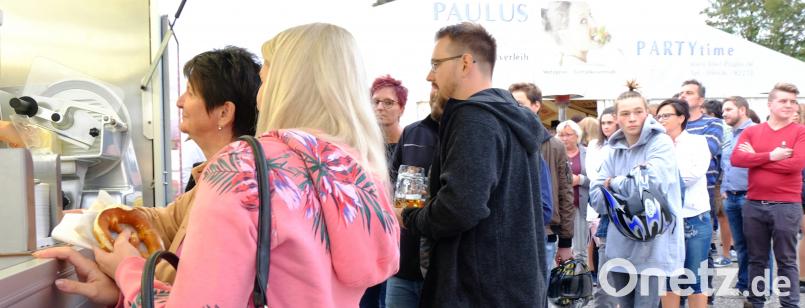 Heuer stand erstmals ein Schmankerlabend auf dem Programm der Stullner Kirwa. Vor der Verkaufsbude bildete sich eine lange Schlange. Bild: ohr