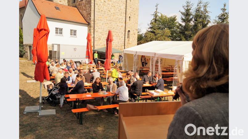 In der Sonne hörten die Besucher des Frühschoppens beim Schlossbergfest die Rede von Tanja Schweiger. Bild: arw