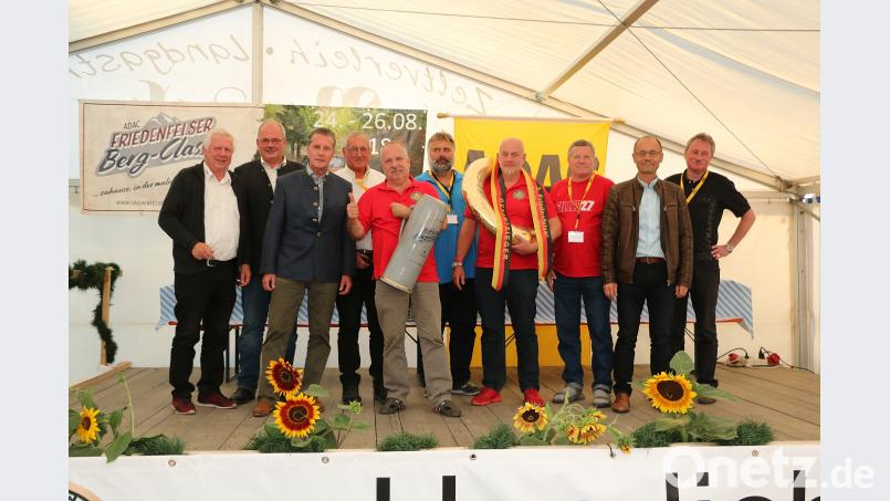 Die Gesamtsieger Andreas Götz (mit Siegerkranz) und Beifahrer Rudolf Linn (mit Bierkrug) aus Hersbruck freuen sich über ihren Erfolg. Glückwünsche überbringen (von links) Alfred Thomaka vom ADAC Nordbayern, Bürgermeister Gottfried Härtl, Eberhard Freiherr von Gemmingen-Hornberg, Erhard F. Eckert, die Vorsitzenden Stefan Schmalzreich und Franz Höcht sowie stellvertretender Landrat Alfred Scheidler und Bernd Aßmann. Bild: bsc
