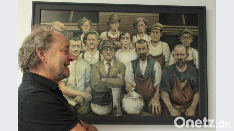 Stefan Schadeck beherrscht es, Gesichter zu zeichnen und zu malen wie in seinem Ölgemälde über die Lehrlingseinstellung 1918 in einer Neustädter Bleikristallglasfabrik.. Er ist aber nicht nur Karikaturist sondern ein vielseitiger Künstler. Das stellt er in der Ausstellung &quot;Glas, Stadt, Zoigl&quot; zum 800-jährigen Stadtjubiläum eindrucksvoll unter Beweis. Bild: prh