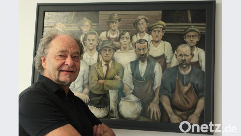 Stefan Schadeck beherrscht es, Gesichter zu zeichnen und zu malen wie in seinem Ölgemälde über die Lehrlingseinstellung 1918 in einer Neustädter Bleikristallglasfabrik.. Er ist aber nicht nur Karikaturist sondern ein vielseitiger Künstler. Das stellt er in seiner Ausstellung &quot;Glas, Stadt, Zoigl&quot; zum 800-jährigen Stadtjubiläum eindrucksvoll unter Beweis. Bild: prh